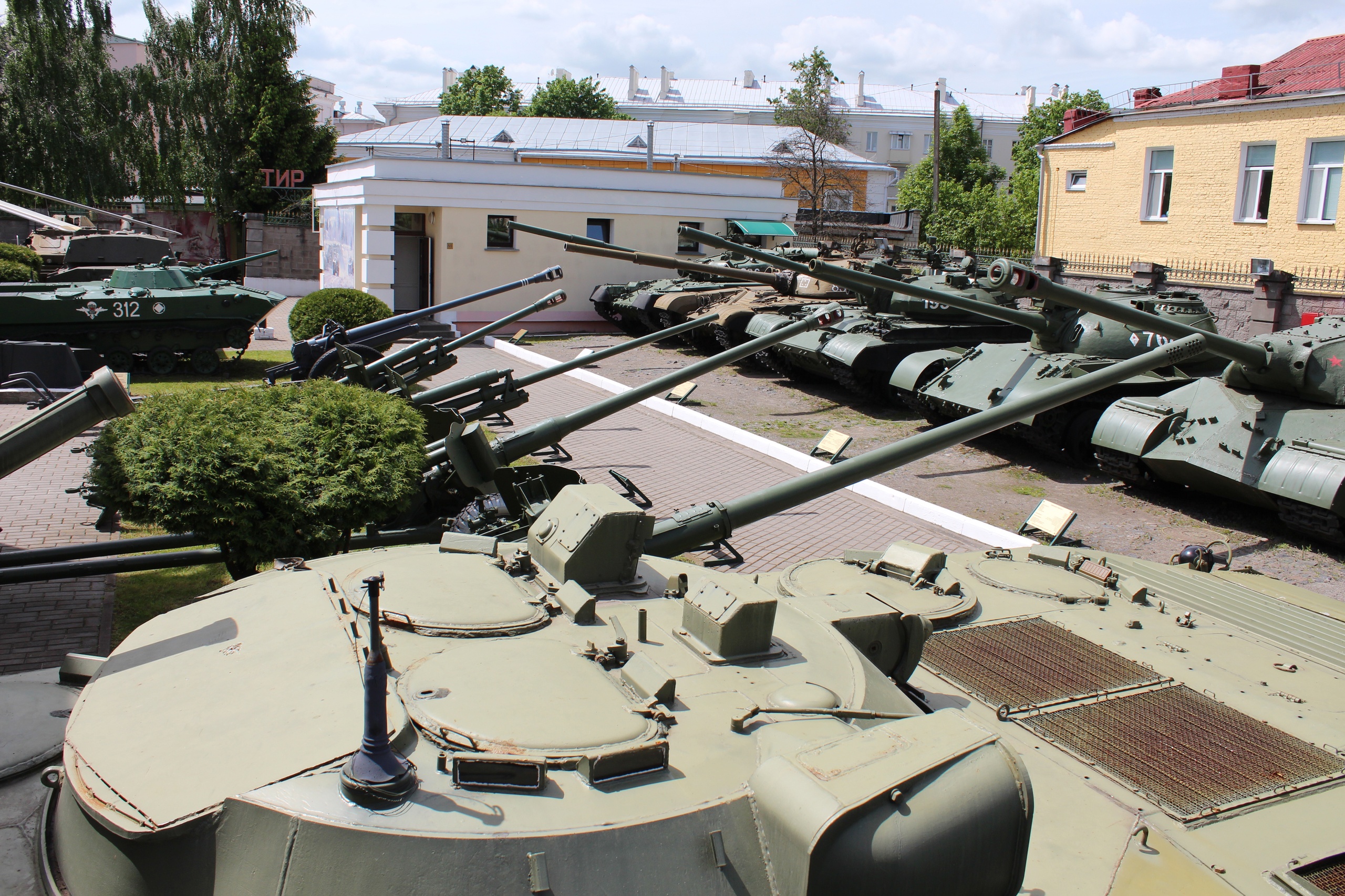 Файл:T-54M, IS-3 and T-34-85 at a museum in Belarus 2.jpg - Вікіпедыя