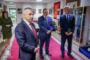 Губернатор Иван Крупко посетил областной музей военной славы. Директор учреждения Карчевский Артур Олегович рассказал главе региона о планах по обновлению основной экспозиции.